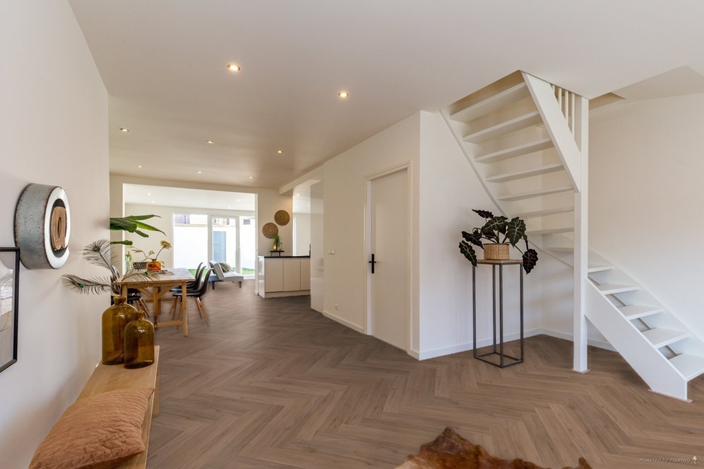 Hoomline Fusion Superior Visgraat Click 45210 Close-up van houtdessin Gotham Oak Honey visgraat click pvc met natuurlijke