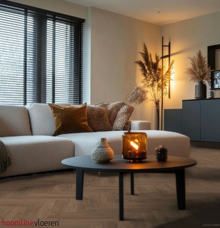 Hoomline Fusion Superior Visgraat Click 45210 Close-up van houtdessin Gotham Oak Honey visgraat click pvc met verfijnde