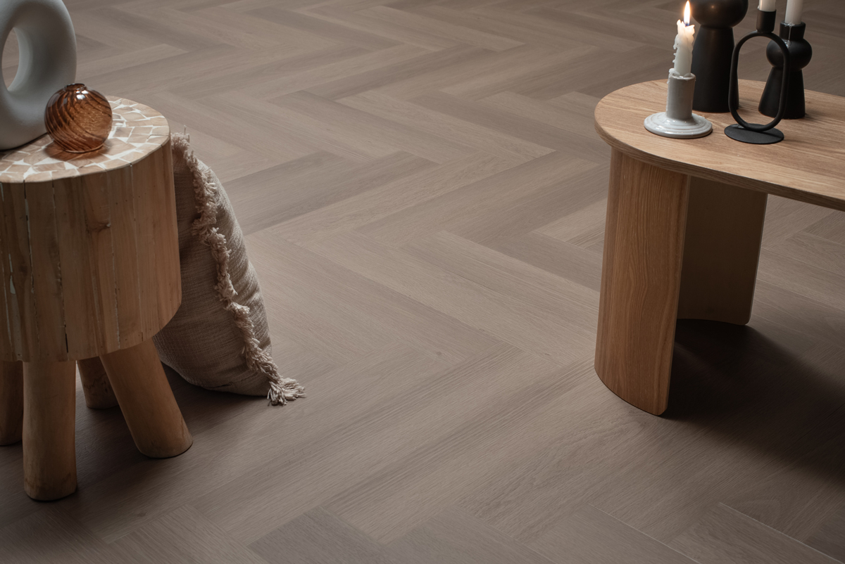 Floer Visgraat PVC FLR-3511 Greige Eiken visgraat plak pvc in woonkamer sfeerfoto