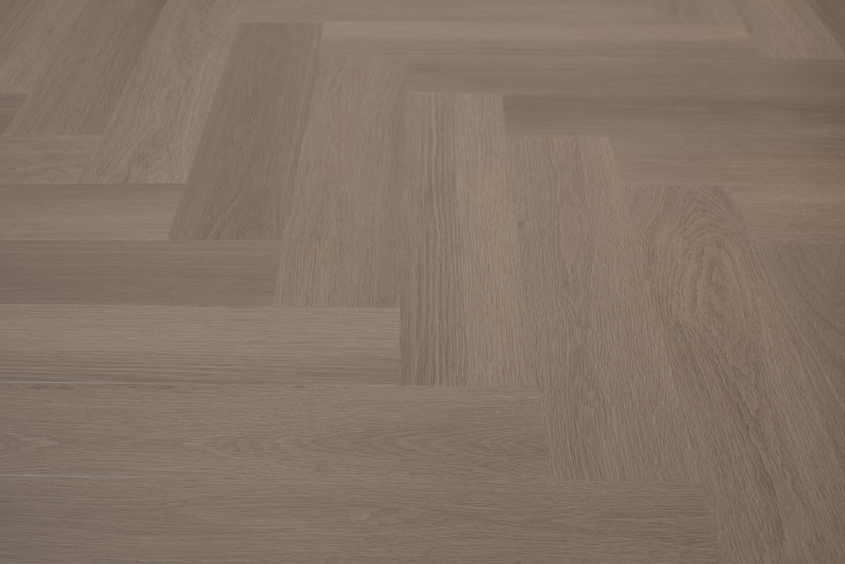 Floer Visgraat PVC Greige Eiken FLR-3511 plak PVC visgraat detail van groeven en rustige kleurschakeringen