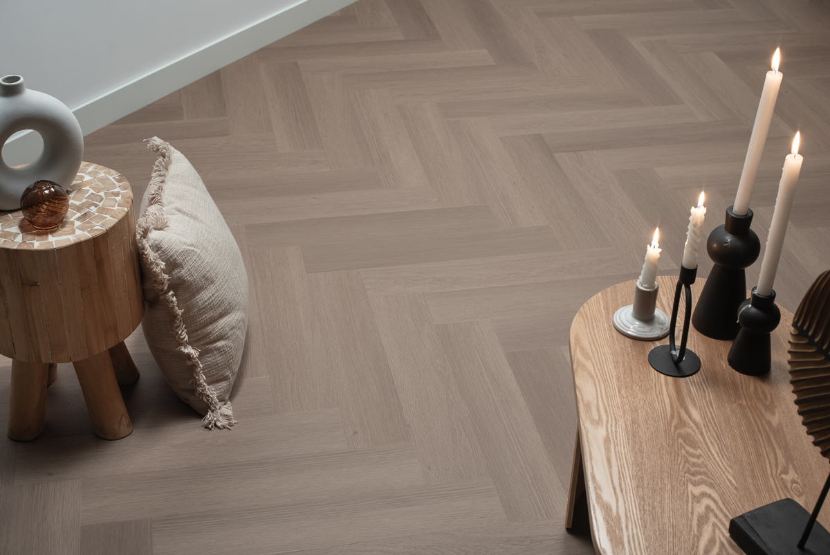 Floer Visgraat PVC FLR-3511 Close-up van houtdessin Greige Eiken visgraat plak pvc met verfijnde afwerking