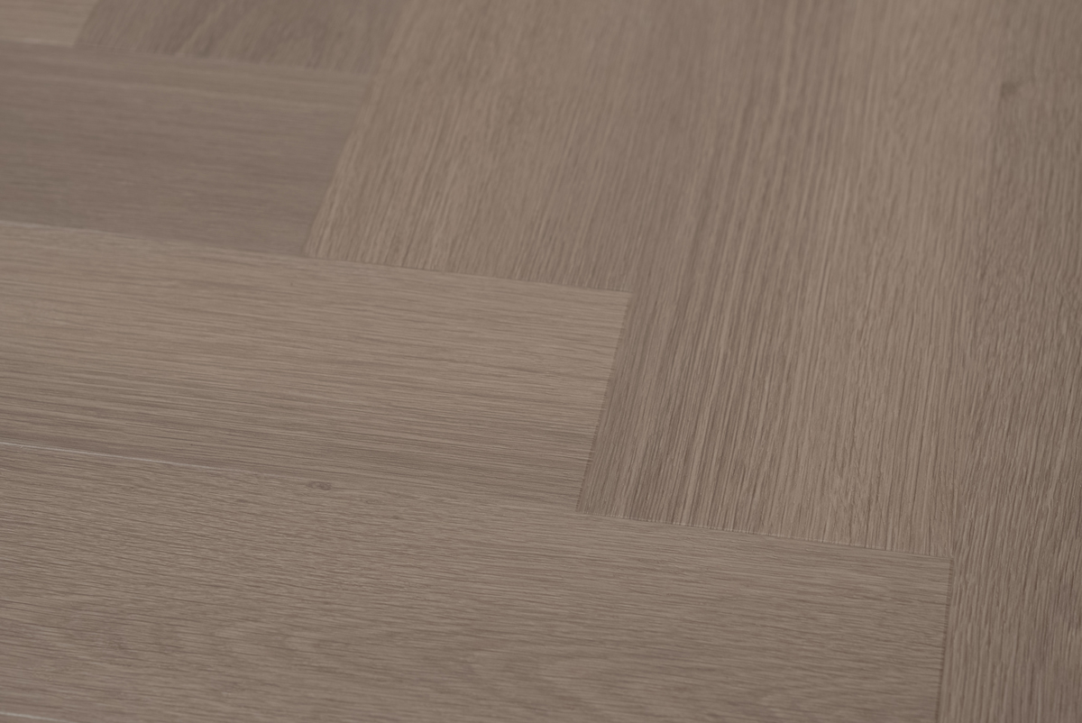 Floer Visgraat Click PVC FLR-3930 Detail van de structuur Greige Eiken visgraat click pvc met subtiele nerf warmteweerstand