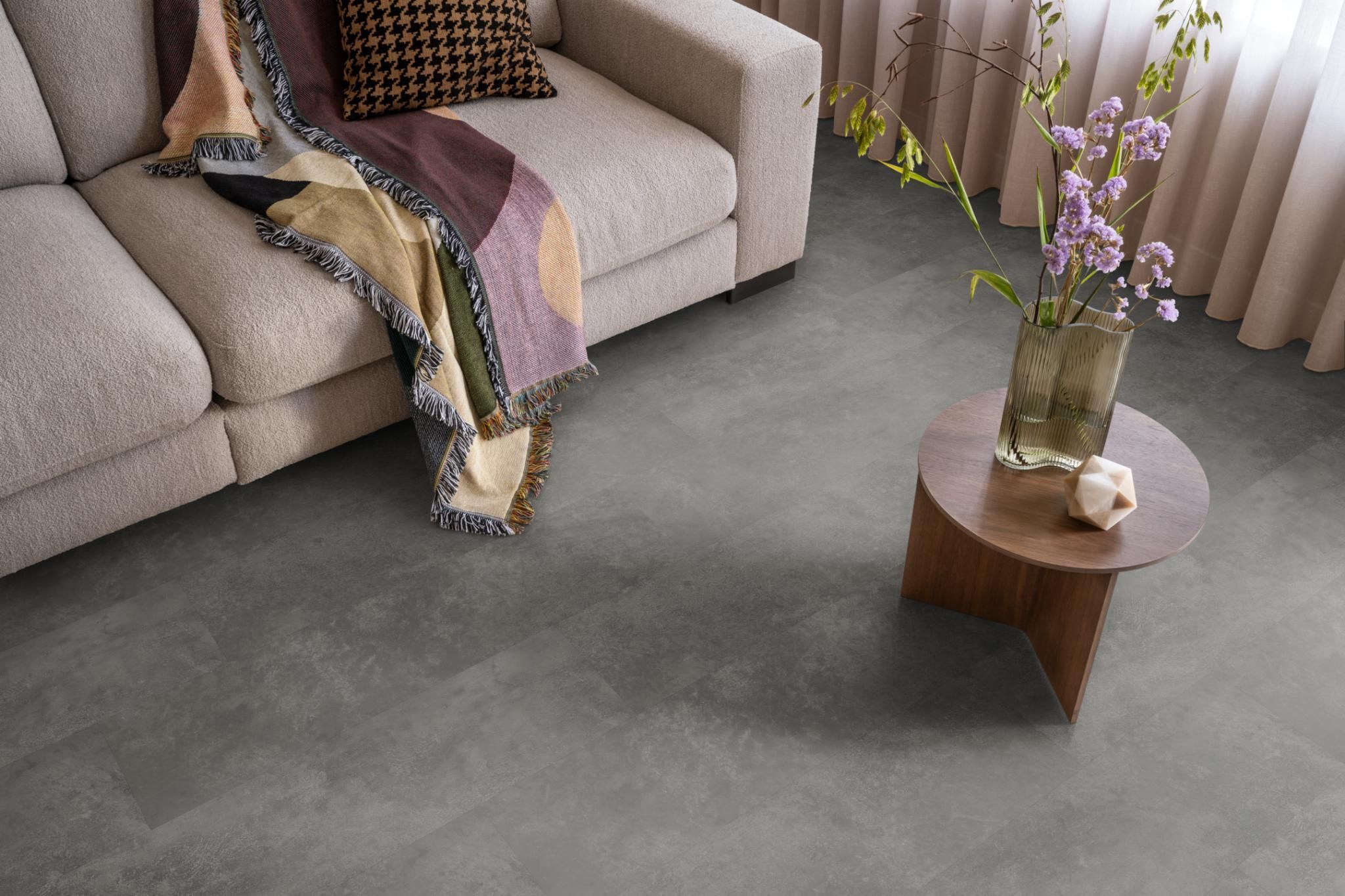 Ambiant Viretto 8560.2025.19 Grey PVC tegel plak pvc in woonkamer sfeerfoto