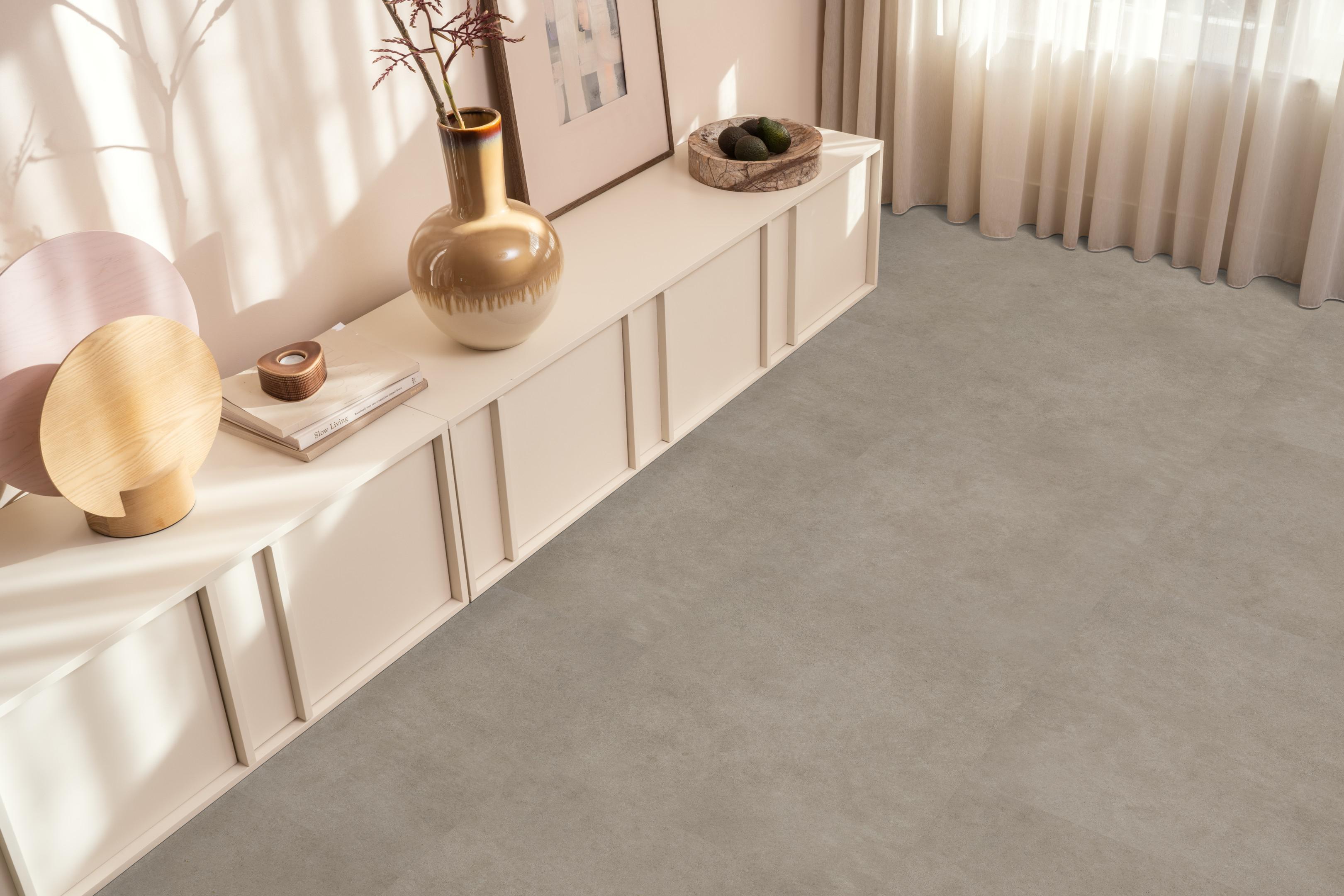 sfeerfoto Cerino Click Grey PVC tegel (steenlook) click pvc in woonkamer