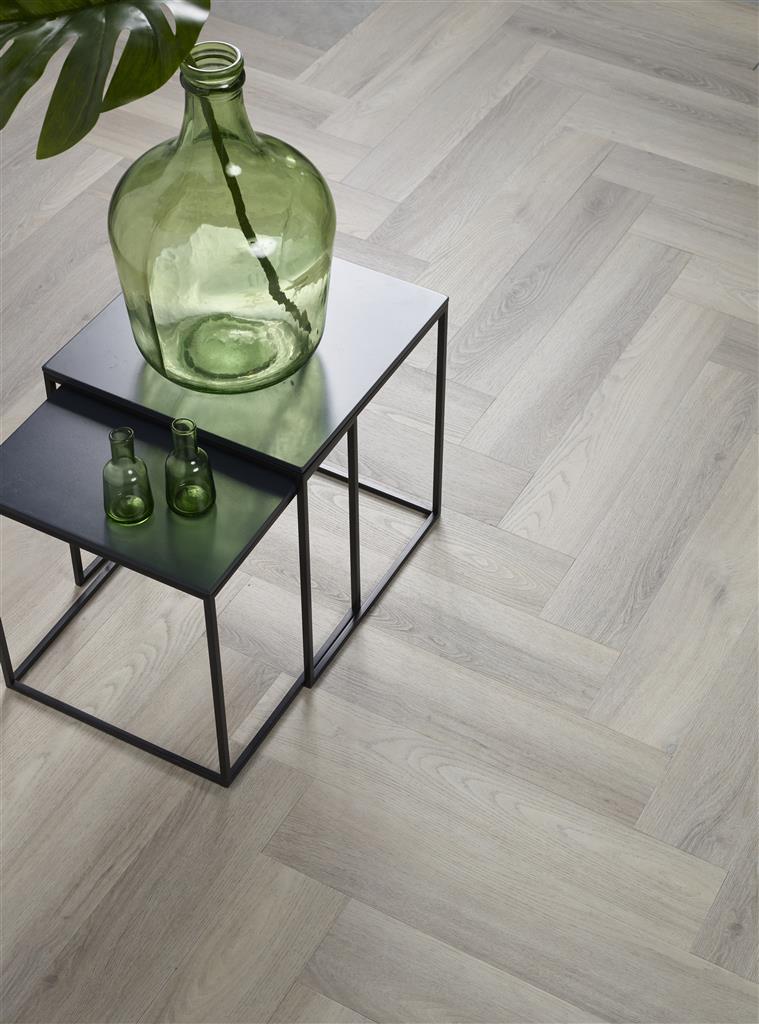 Ambiant Spigato Avanto Visgraat 9096.3505.19 Close-up van houtdessin Grey visgraat plak pvc met natuurlijke tekening