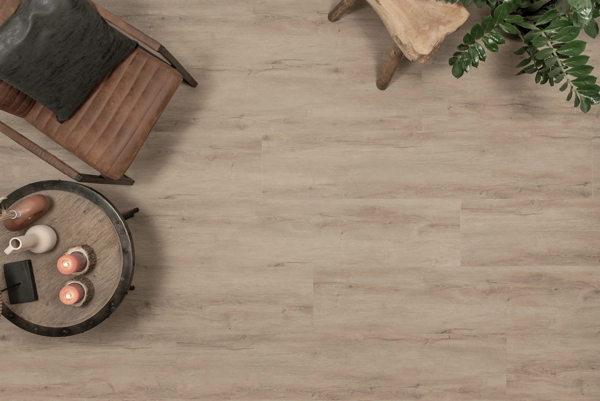 Floer Landhuis PVC FLR-3234 Grijze Eik PVC plank plak pvc in woonkamer sfeerfoto