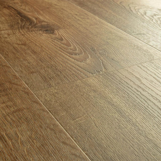 Close-up van het houtdessin van Herfst Eik Bruin, plak pvc QuickStep