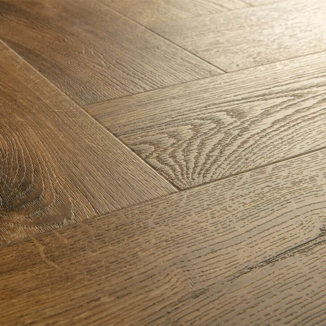 Close-up van het houtdessin van Herfst Eik Bruin, plak pvc QuickStep