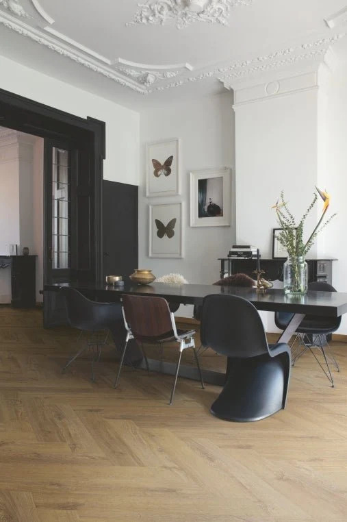 Sfeerfoto van visgraat plak pvc in interieur met QuickStep Pristine Visgraat