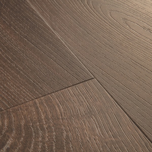 QuickStep Bloom Herfst Eik Chocolade AVMPU40199 click PVC plank detail van groeven en rustige kleurschakeringen
