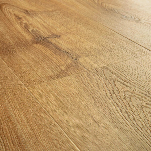 Close-up van het houtdessin van Herfst Eik Honing, plak pvc QuickStep