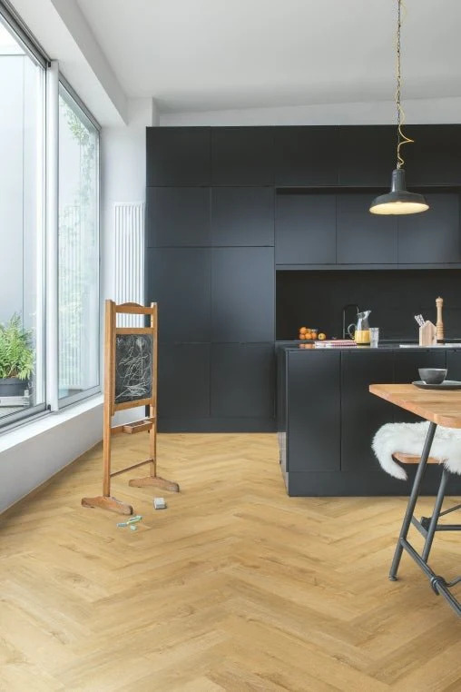 Sfeerfoto van visgraat plak pvc in interieur met QuickStep Pristine Visgraat