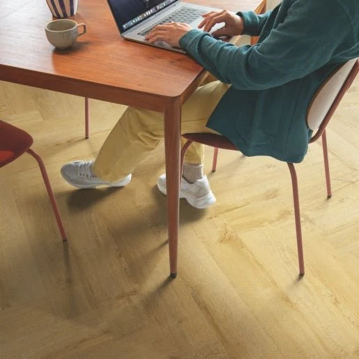 QuickStep Pristine Visgraat SGHBC20335 Herfst Eik Naturel visgraat plak pvc in woonkamer sfeerfoto