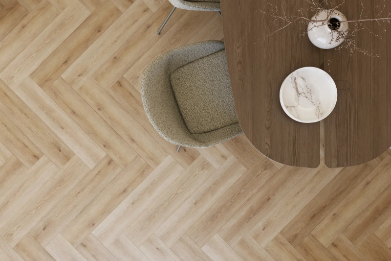 Castell Supreme 812 Herringbone Honey Brown 252 plak PVC visgraat detail van houtstructuur en matte afwerking