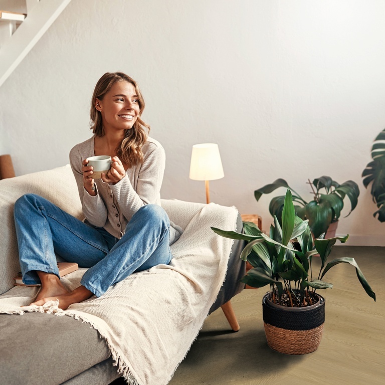 Bodiax Aringa Honey Cream visgraat plak PVC als vloer in een interieur