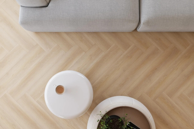 Castell Supreme 812 Herringbone Honey Grey 254 plak PVC visgraat close-up van nerf en natuurlijke kleurnuances