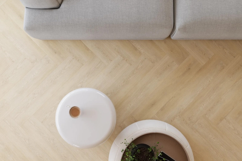 Castell Supreme 812 Herringbone Honey Naturel 253 plak PVC visgraat detail van patroon en verfijnde houtnerf