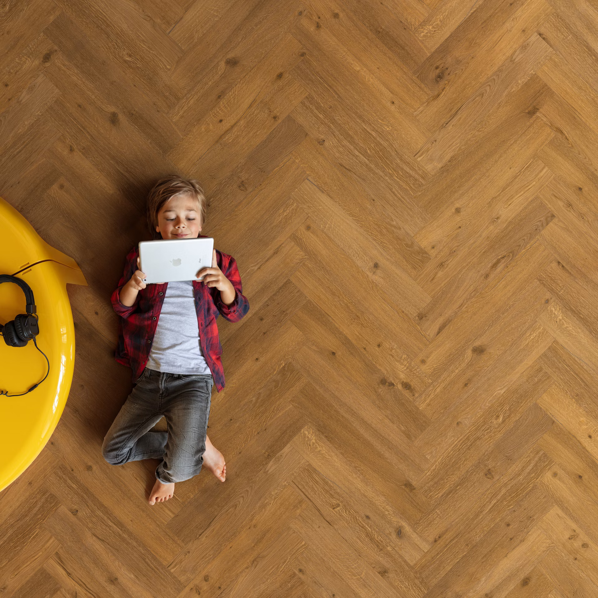 Floorify Visgraat FG333 Close-up van houtdessin Ikura visgraat plak pvc met natuurlijke tekening