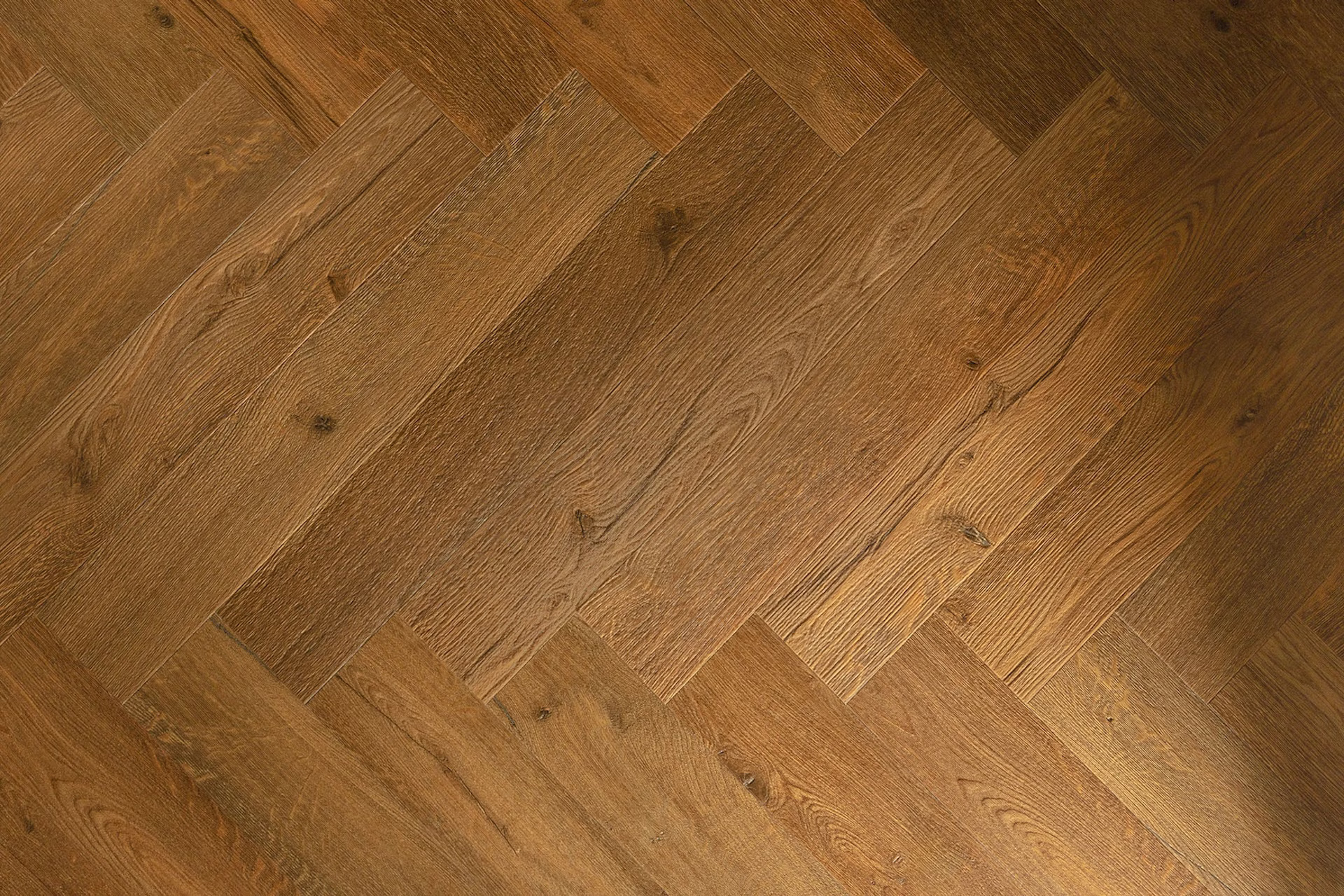 Floorify Visgraat FG333 Close-up van houtdessin Ikura visgraat plak pvc met verfijnde afwerking