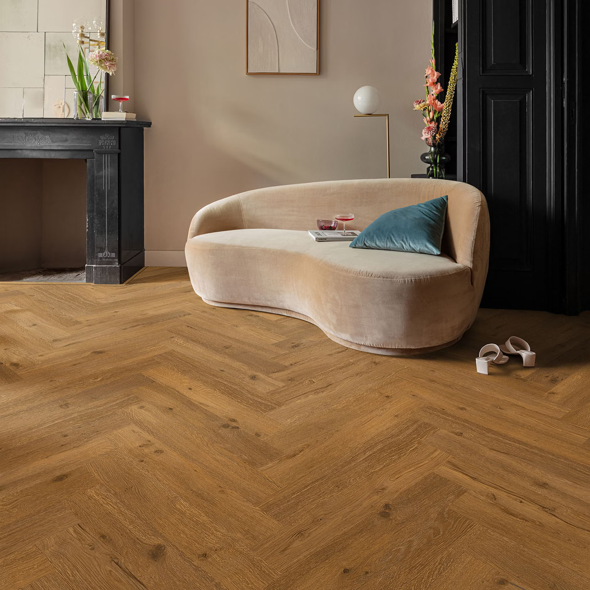 Floorify Walvisgraat FG633 Detail van de structuur Ikura visgraat plak pvc met subtiele nerf warmteweerstand 002 m²K/W