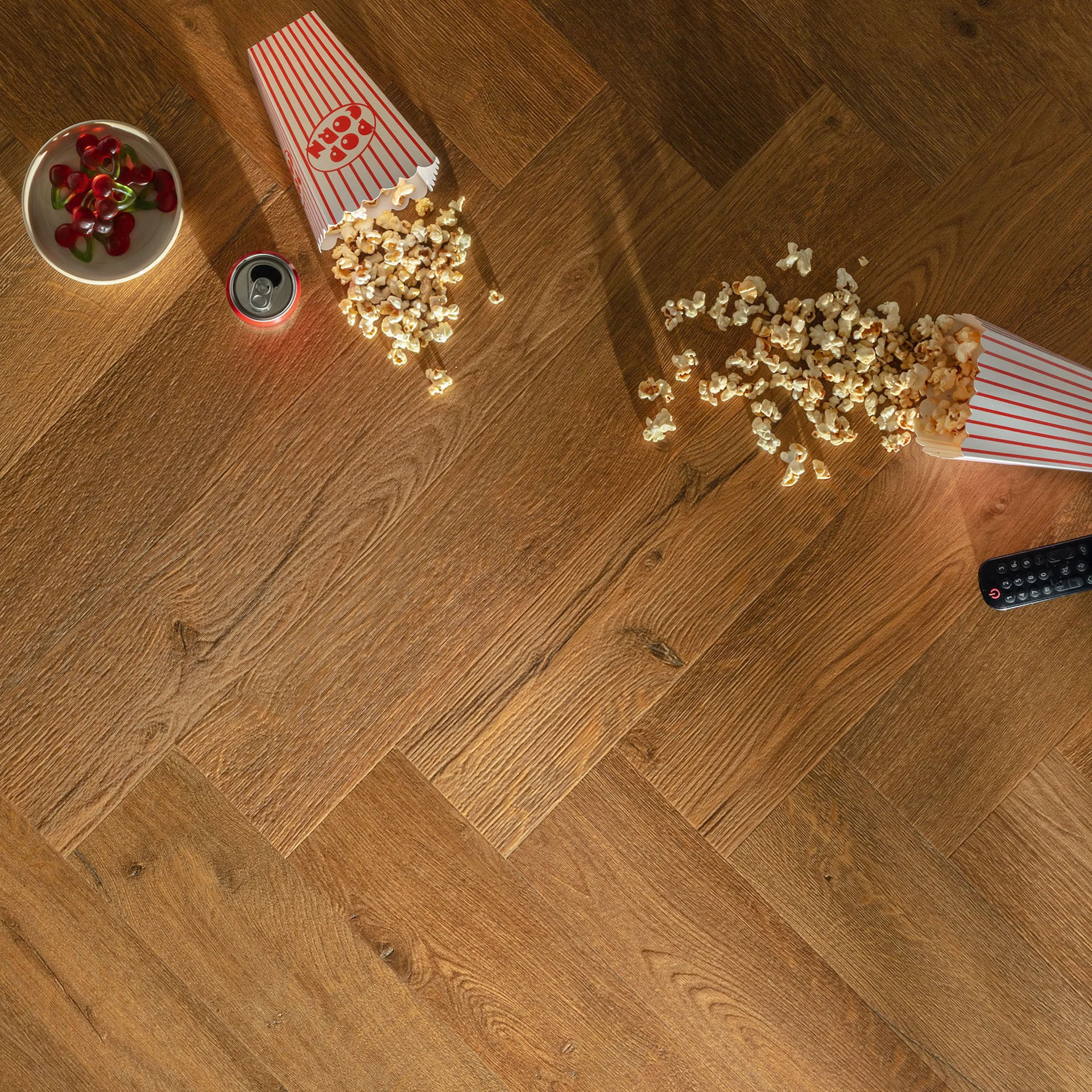 Floorify Walvisgraat FG633 Close-up van houtdessin Ikura visgraat plak pvc met natuurlijke tekening