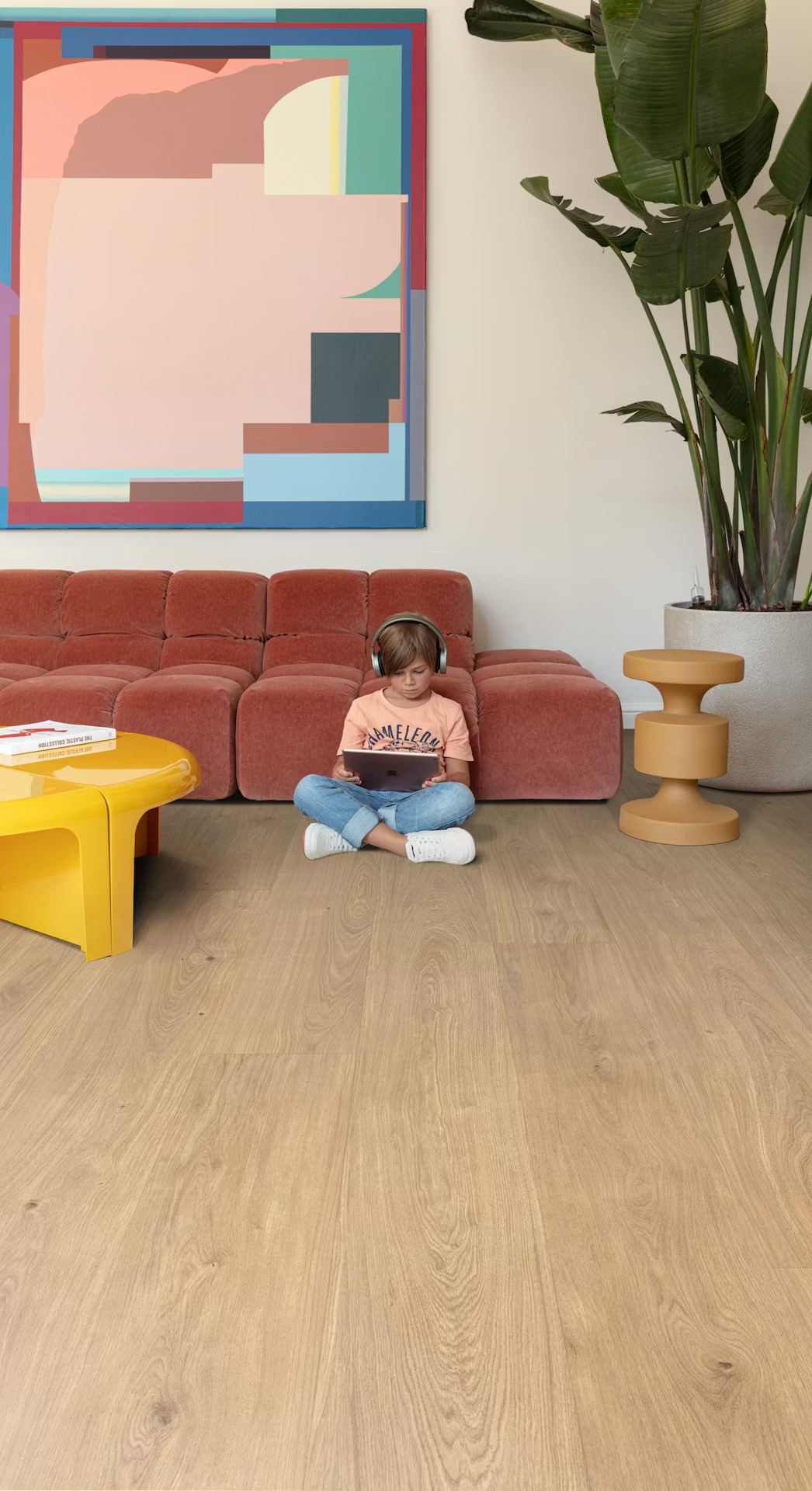 Floorify XL Planken Ile de Re F096 click PVC in kleurrijke woonkamer met terracotta bank en kamerplant