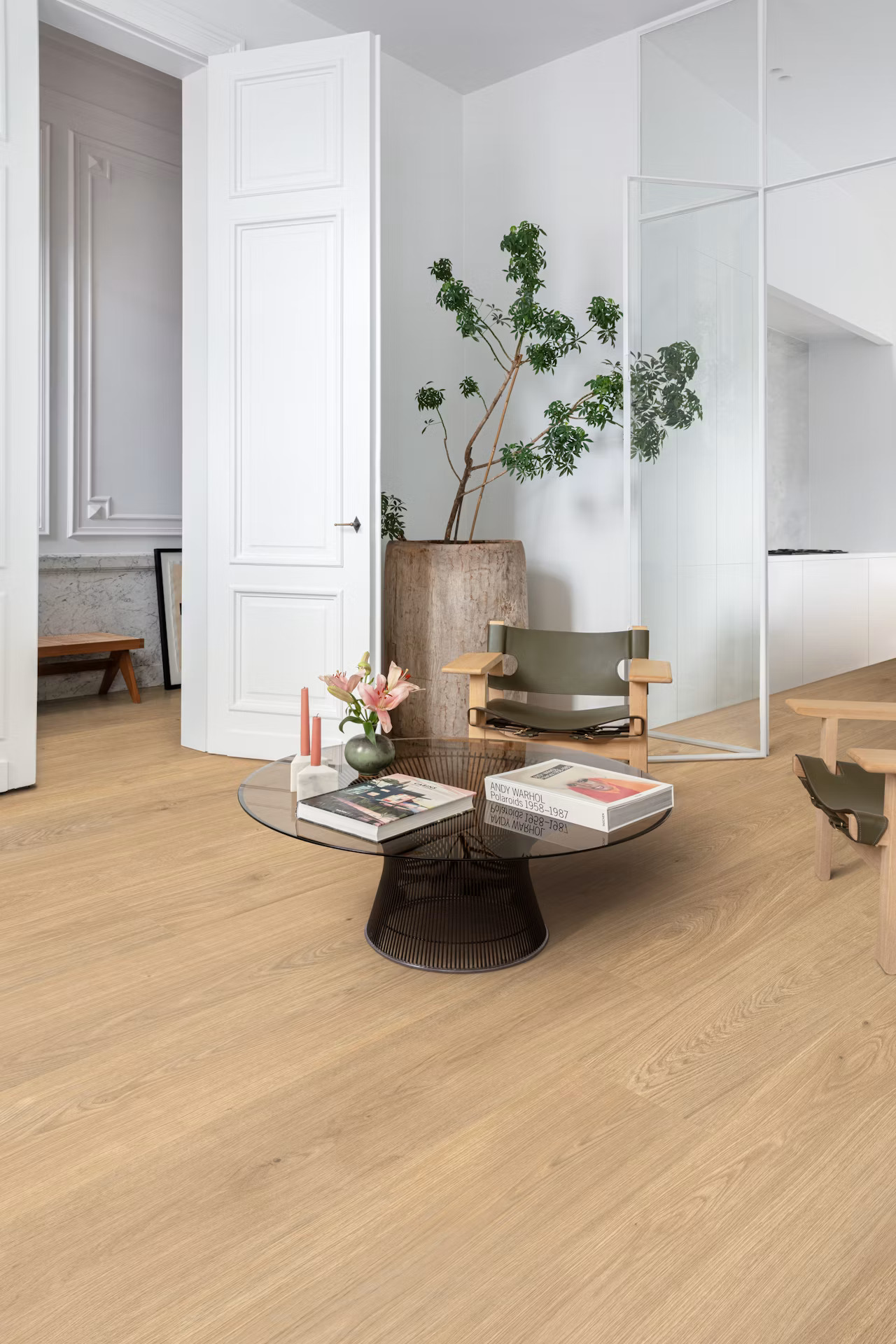Floorify Ile de Re F096 XL click PVC in helder interieur met witte deuren en grote plant