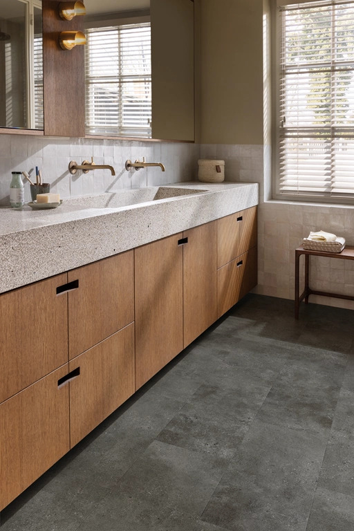 Moduleo LayRed Stone Medium Tile 08982-XL Izusa Stone PVC tegel click pvc in woonkamer sfeerfoto