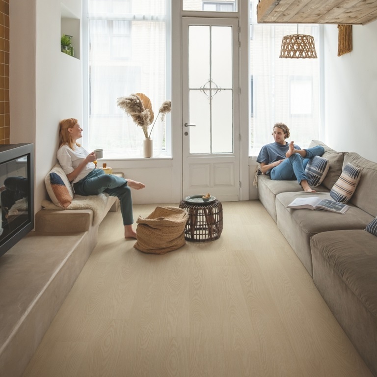 QuickStep Blos AVSPU40277 Close-up van houtdessin Karnemelk Eik PVC plank click pvc met natuurlijke tekening