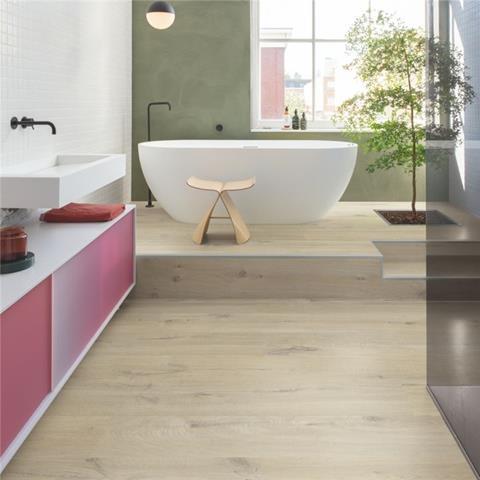 QuickStep Bloom AVMPU40103 Katoen Eik Beige PVC plank click pvc in woonkamer sfeerfoto