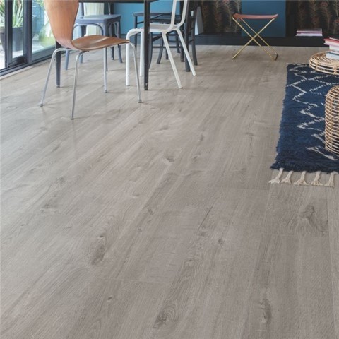QuickStep Bloom AVMPU40202 Close-up van houtdessin Katoen Eik Cosy Grijs PVC plank click pvc met natuurlijke tekening