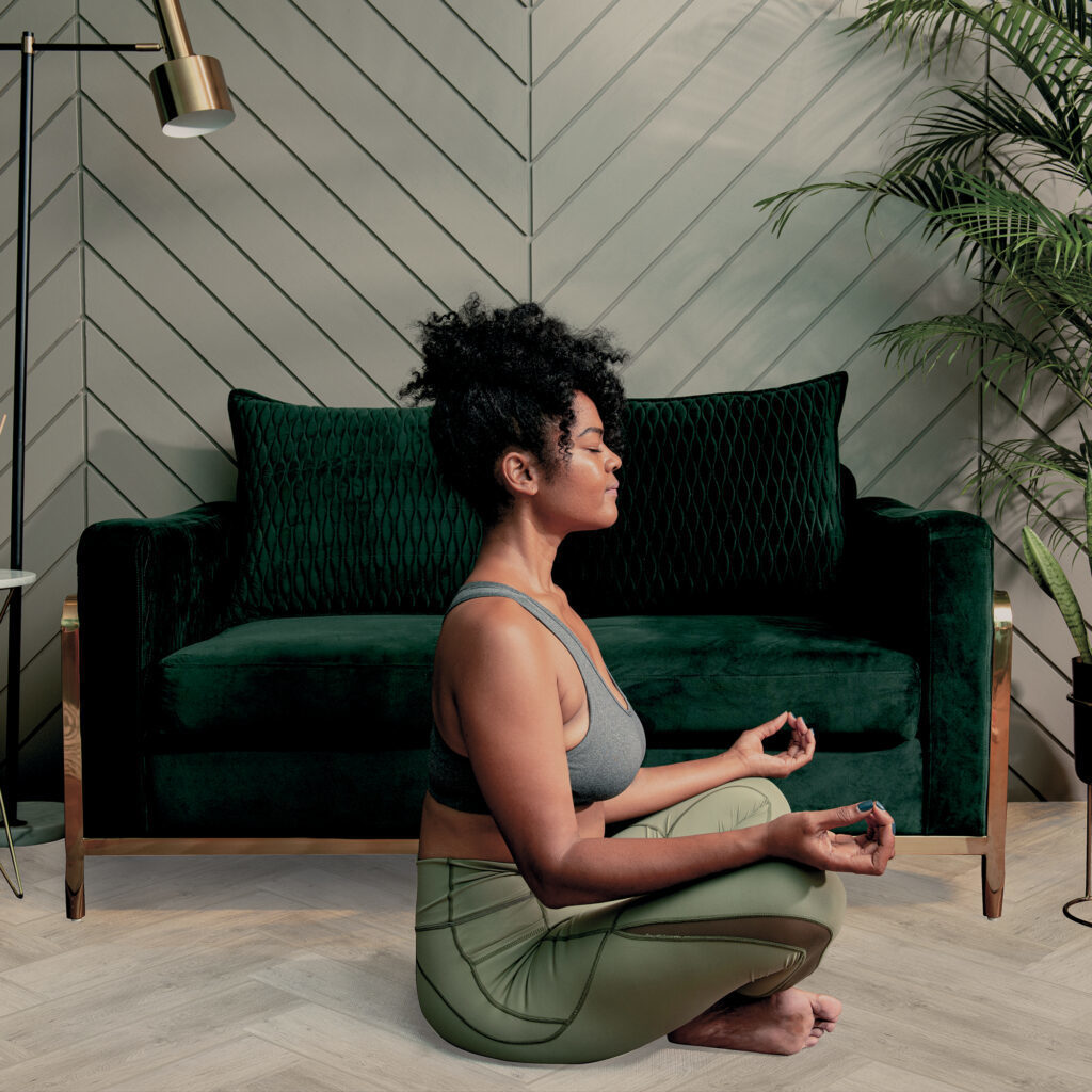 Bodiax Mare BP385 visgraat 378-V Kiezel visgraat plak pvc in woonkamer sfeerfoto