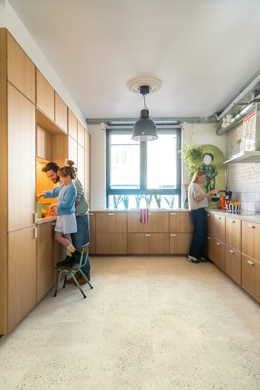 Detail van de kleurtoon en tekening van Kiezelbeton, click pvc