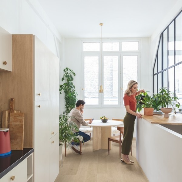 QuickStep Blos AVSPU40322 Kusteik Zand PVC plank click pvc in woonkamer sfeerfoto