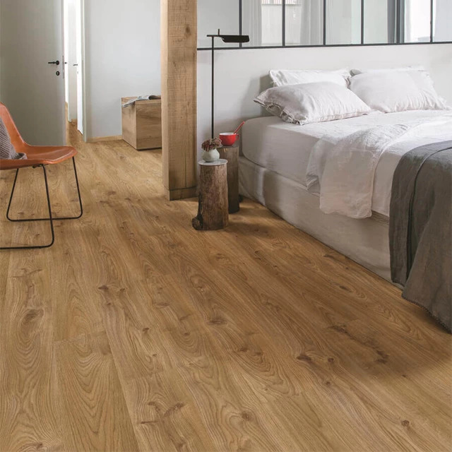 QuickStep Liv SGSPC20316 Landelijke Charme Medium Bruin PVC plank plak pvc in woonkamer sfeerfoto