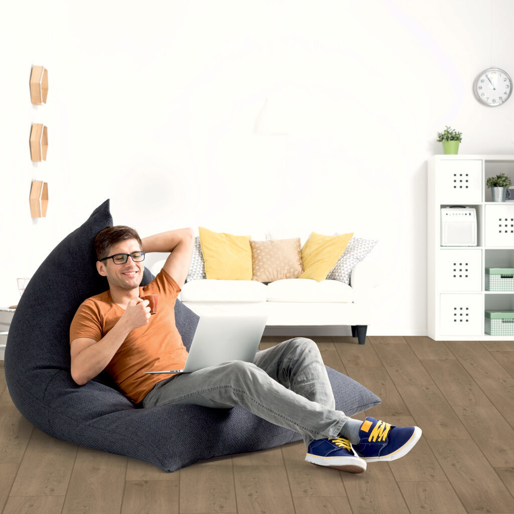 Bodiax Longa BP300 314 Langley Oak PVC plank plak pvc in woonkamer sfeerfoto