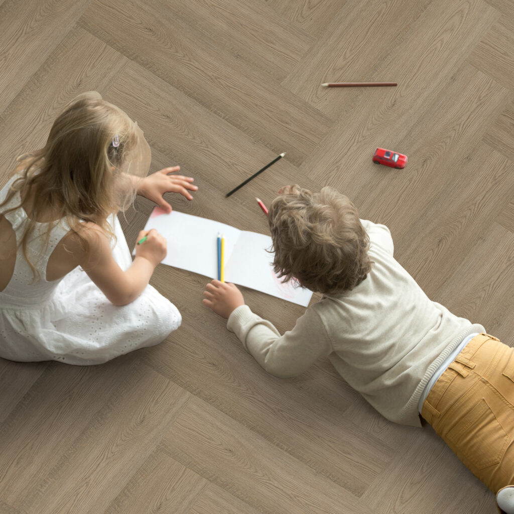 Bodiax Tuna BP320 visgraat 314-V Langley Oak visgraat plak pvc in woonkamer sfeerfoto