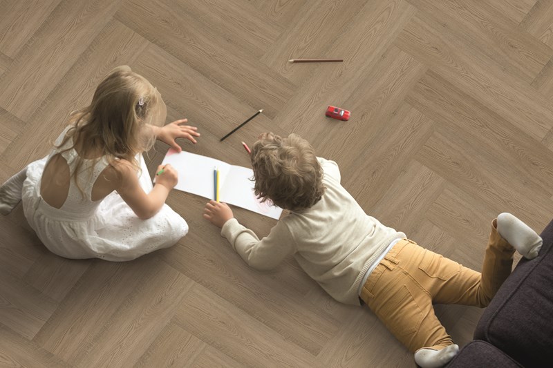 Bodiax Fisk BP580 visgraat 514 Langley Oak visgraat click pvc in woonkamer sfeerfoto