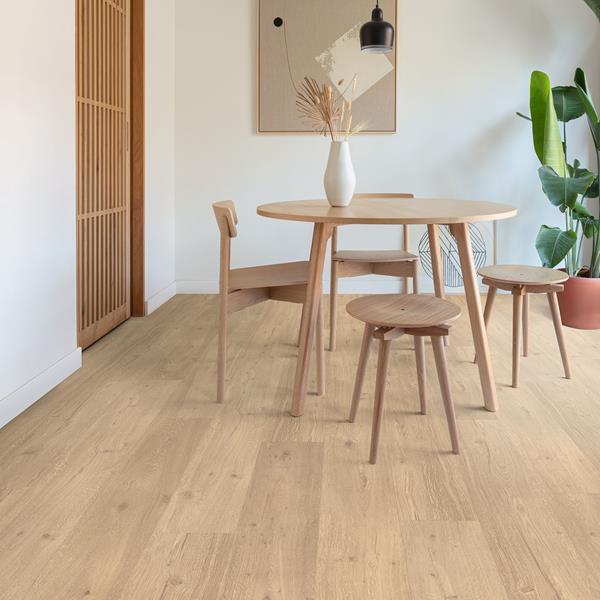 Floorify Lange Planken Click Latte F034T click PVC plank close-up van decor, nerf en matte toplaag