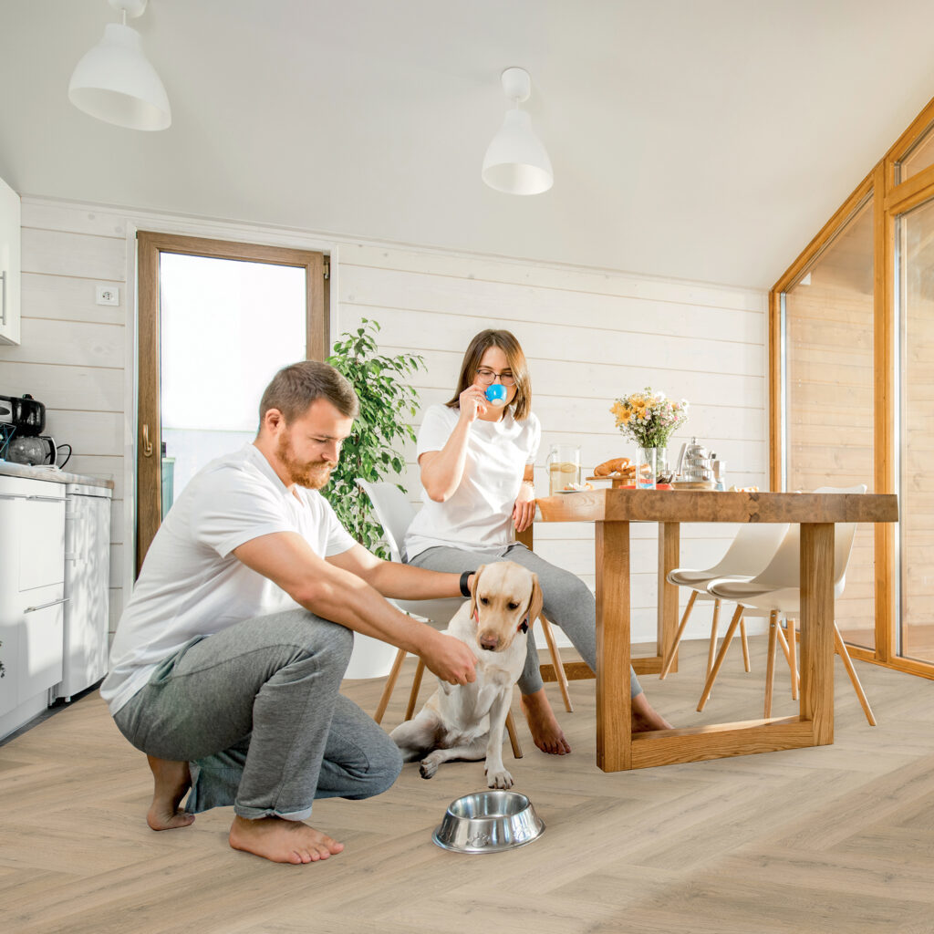 Bodiax Mare BP385 visgraat 386-V Licht Eiken visgraat plak pvc in woonkamer sfeerfoto