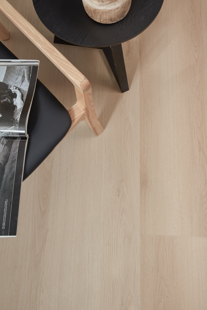 Floer Landhuis PVC FLR-3236 Lichtbruine Eik PVC plank plak pvc in woonkamer sfeerfoto