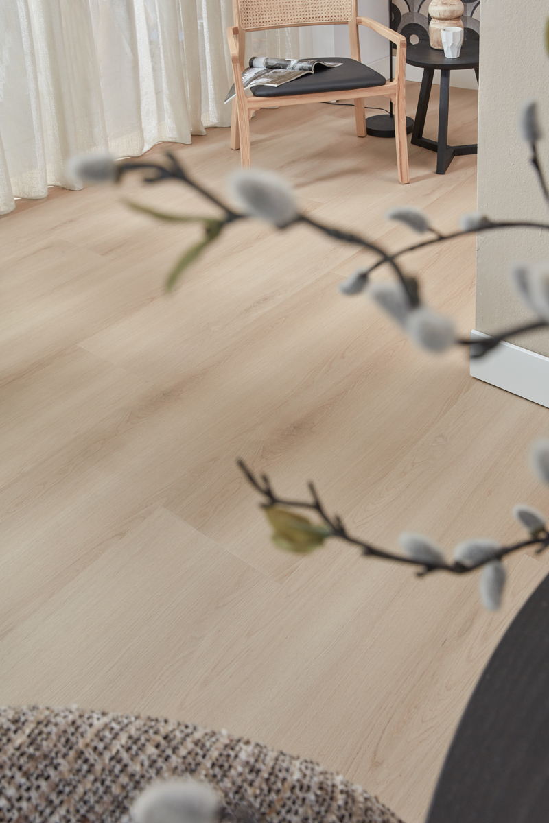 Floer Landhuis PVC FLR-3236 Close-up van houtdessin Lichtbruine Eik PVC plank plak pvc met natuurlijke tekening