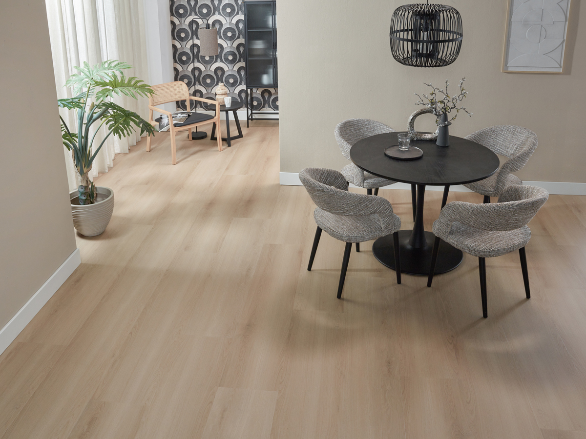 Floer Landhuis Click PVC FLR-3756 Lichtbruine Eik PVC plank click pvc in woonkamer sfeerfoto