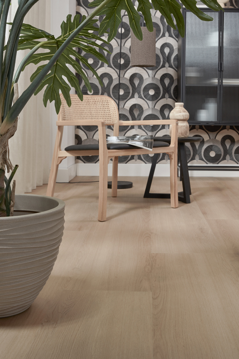 Floer Landhuis Click PVC FLR-3756 Close-up van houtdessin Lichtbruine Eik PVC plank click pvc met natuurlijke tekening