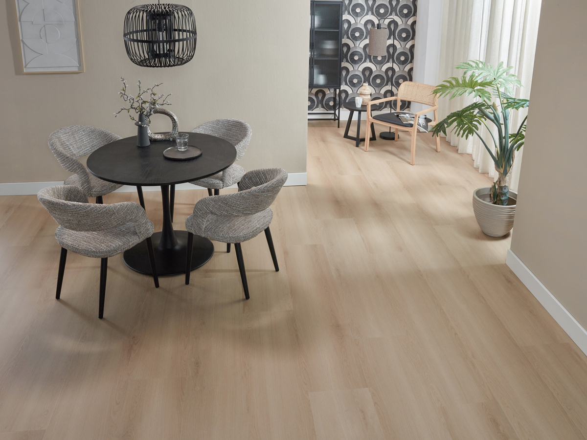 Floer Landhuis PVC FLR-3236 Lichtbruine Eik PVC plank plak pvc in woonkamer sfeerfoto