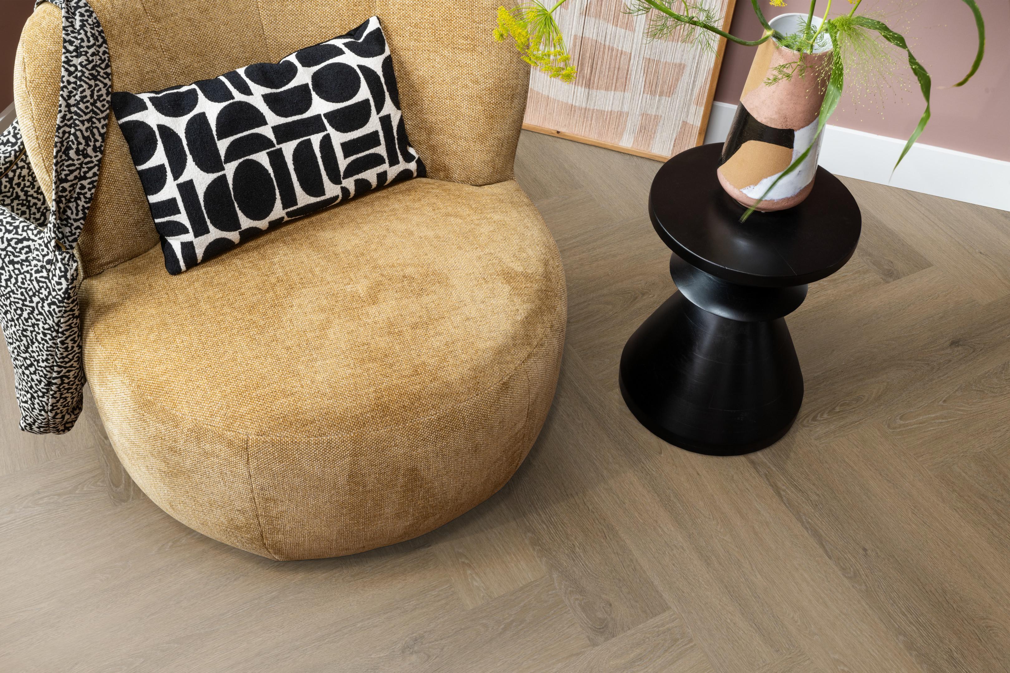 Structuurdetail van Ambiant Spigato Viranto Visgraat Light Brown 9030.1506.19 plak PVC vloer – matte toplaag