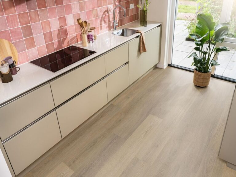 Ambiant Viranto 9040.6506.19 Light Brown PVC plank plak pvc in woonkamer sfeerfoto