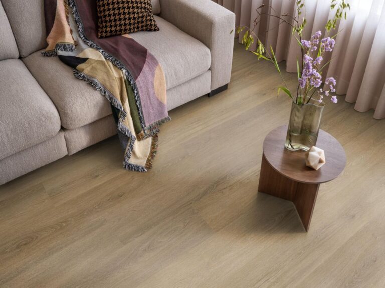 Ambiant Viranto 9040.6506.19 Kleur en structuur Light Brown PVC plank plak pvc met rustige kleurtoon