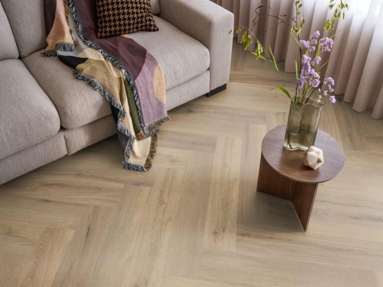 Ambiant Spigato XL Valento Visgraat Click 6081.2013.19 Close-up van houtdessin Light Brown visgraat click pvc met natuurlijke