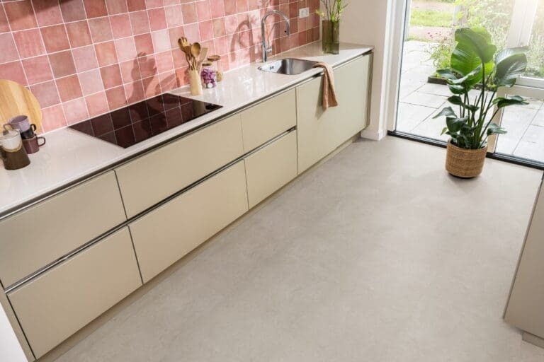 Kleurdetail van Ambiant Cerino Light Grey 6040.1005.19 plak PVC tegelvloer – houtdessin close-up